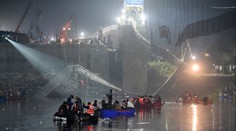V Indii se utrhl slavný visutý most, zahynulo přes 130 lidí