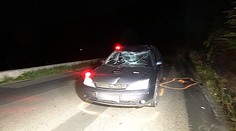 Auto smetlo čelně cyklistu v protisměru, ten bojuje o život
