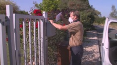 Pošta už nosí respirátory a roušky seniorům. Jde o miliony zásilek