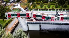Velrybí ploutev zachránila v Rotterdamu soupravu metra před pádem