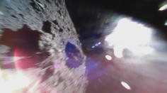 Japonští roboti skáčou po letícím asteroidu a posílají na Zemi fotky!