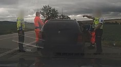 Kličkoval s proraženým kolem. Šofér byl opilý tak, že hlídce vyrazil dech