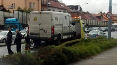 POLICISTÉ SE SAMOPALY v centru Plzně! Pancéřový vůz s penězi boural se sanitkou!