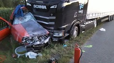 Kamion sešrotoval auto, které mu nedalo přednost. Dva mrtví
