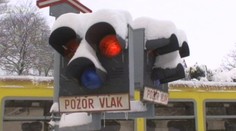 Srážka vlaku s autem zablokovala provoz na trati Liberec - Mníšek