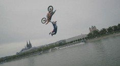 Freestylista Ackermann přeskočil z lodě na loď s motorkou nad hlavou
