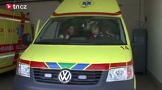 Vyjíždí sanitka. Za volantem blonďatá řidička