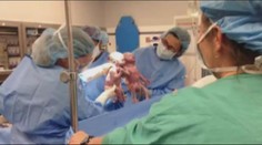 Dojemné video: Dvojčátka se při narození drží za ruce