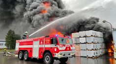 Průmyslový areál na Náchodsku zachvátil požár. Oheň zasáhl halu s chemikáliemi