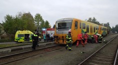 DĚSIVÁ NEHODA! Vlak srazil muže, ten zůstal zaklíněný pod ním!