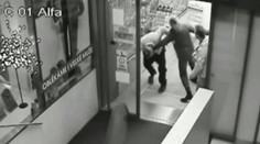 Brutální VIDEO: Dva zloději zmlátili muže přímo v supermarketu