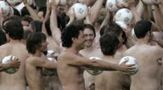 1800 naháčů pózovalo na stadionu ve Vídni