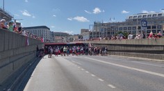 Slováci protestují proti opatřením. Dva státy budou očkovat třetí dávkou