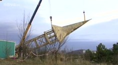 Tuny vážící dřevěná věž kostela je na místě. Jde o unikátní stavbu
