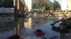 Pražské staveniště se změnilo v jezero! Utopily se v něm 4 bagry