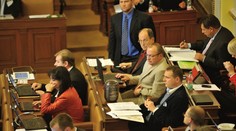 Bárta přinesl do Sněmovny urnu. Prý kvůli českému školství