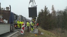 Na D1 instalují silničáři nové značky. Zakazují předjíždění kamionům