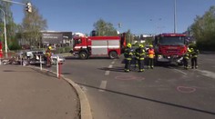Hasiči spěchali k zásahu, srazili se s osobním autem. Dva zranění