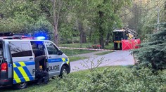 Tragická nehoda na Mělnicku. Cyklista zemřel při srážce s pracovním strojem