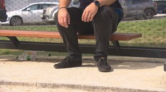 Kuriózní lavičky v hlavním městě. Senioři se jich bojí, mladí mají problémy vstát