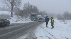 Sníh a náledí zkomplikovaly dopravu. Policie řeší nehody i uvízlé kamiony