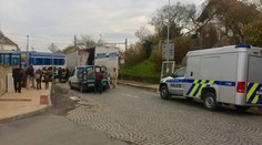 Na kamion na přejezdu spadly závory. Vlak zastavil kousek od něj