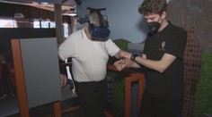Čeští senioři si užívají virtuální realitu. Mohou vidět safari i dno oceánu