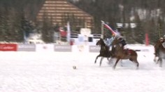 Zábava českých boháčů. Koně na zamrzlém slovenském jezeře