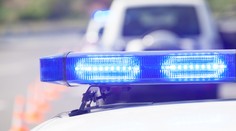 Policisté si došlápli na obří traktor. Převrátili ho pomocí tvrdého PIT manévru