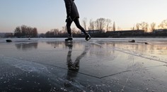 Záchranářům se ježí vlasy hrůzou. Led je tenký, houfy lidí přesto vyrazily bruslit