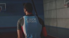 Do Tokia s rapovým singlem. V klipu si zahrála i čtveřice olympioniků