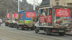 Proti opatřením na čtyřech kolech. Úřad vlády obklíčila troubící auta!