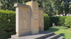 Vandalové poničili pomník rudoarmějců. Nápisy v azbuce přejí smrt Ukrajině