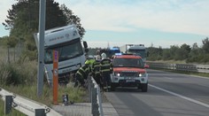 Komplikace na D1. Dálnici částečně uzavřela nehoda kamionu