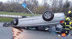 Auto skončilo zdemolované na střeše po nárazu do sloupu. Žena v něm vezla děti