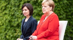 Merkelová už u hymny radši sedí. Ve funkci chce ale zůstat do 2021