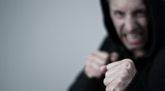 Mladík zbil muže kvůli hudbě, ten si ponese následky do konce života