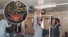 Se samopalem na kolotoči. Bizarní záběry z Afghánistánu baví svět