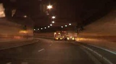 V tunelu Mrázovka jelo auto po střeše