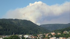 Zápach kouře je cítit napříč Českem. Šíří se z Českého Švýcarska. MAPA