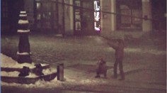 VIDEO: Provazochodci se fotili před radnicí. Z lana je sundala policie