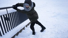 Žena ukázala jednoduchý trik, díky kterému na ledu už nikdy neuklouznete