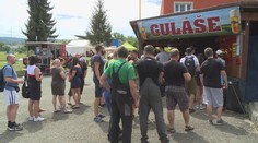 Valašským Meziříčím se line vůně guláše. Lidé na festivalu sní přes 2 tuny masa
