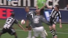 VIDEO: Brutální faul v Premier League skončil zlomeninou