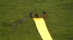 Letěl, nebo neletěl? Šílenec ze vzduchu dopadl do malého bazénu