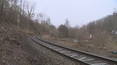 Policisté stíhají muže, který při kácení stromu zničil trakční vedení železnice