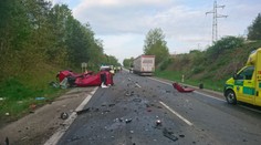 Po srážce s kamionem musel pro mladou řidičku (25) letět vrtulník
