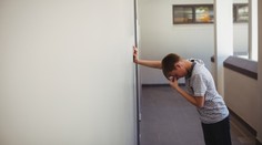 Učitelka bez důvodu potrestala chlapce. Chtěl jí projevit úctu