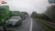 Video z české silnice: Když se proti vám řítí auta v protisměru...