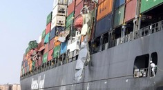 Kolize gigantů: Dvě obří nákladní lodě se srazily v přístavu!